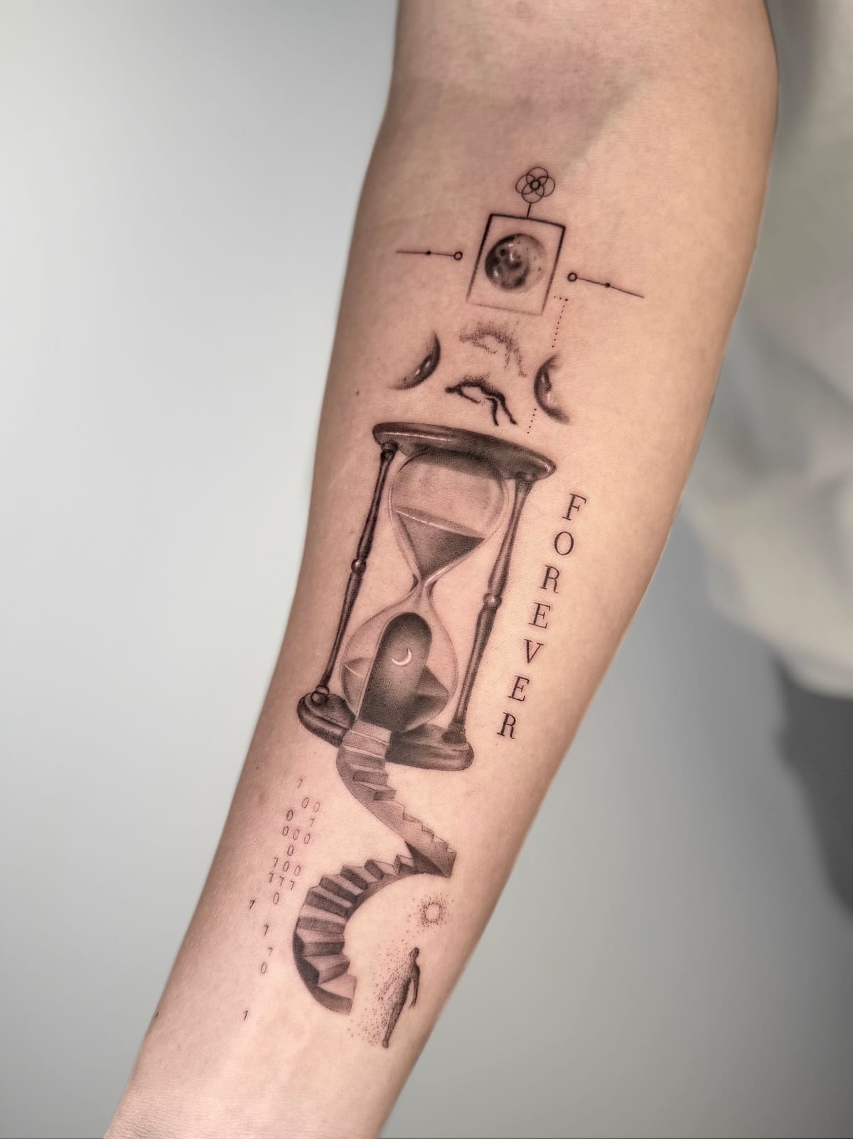 Přesýpací hodiny s nápisem Forever na předloktí