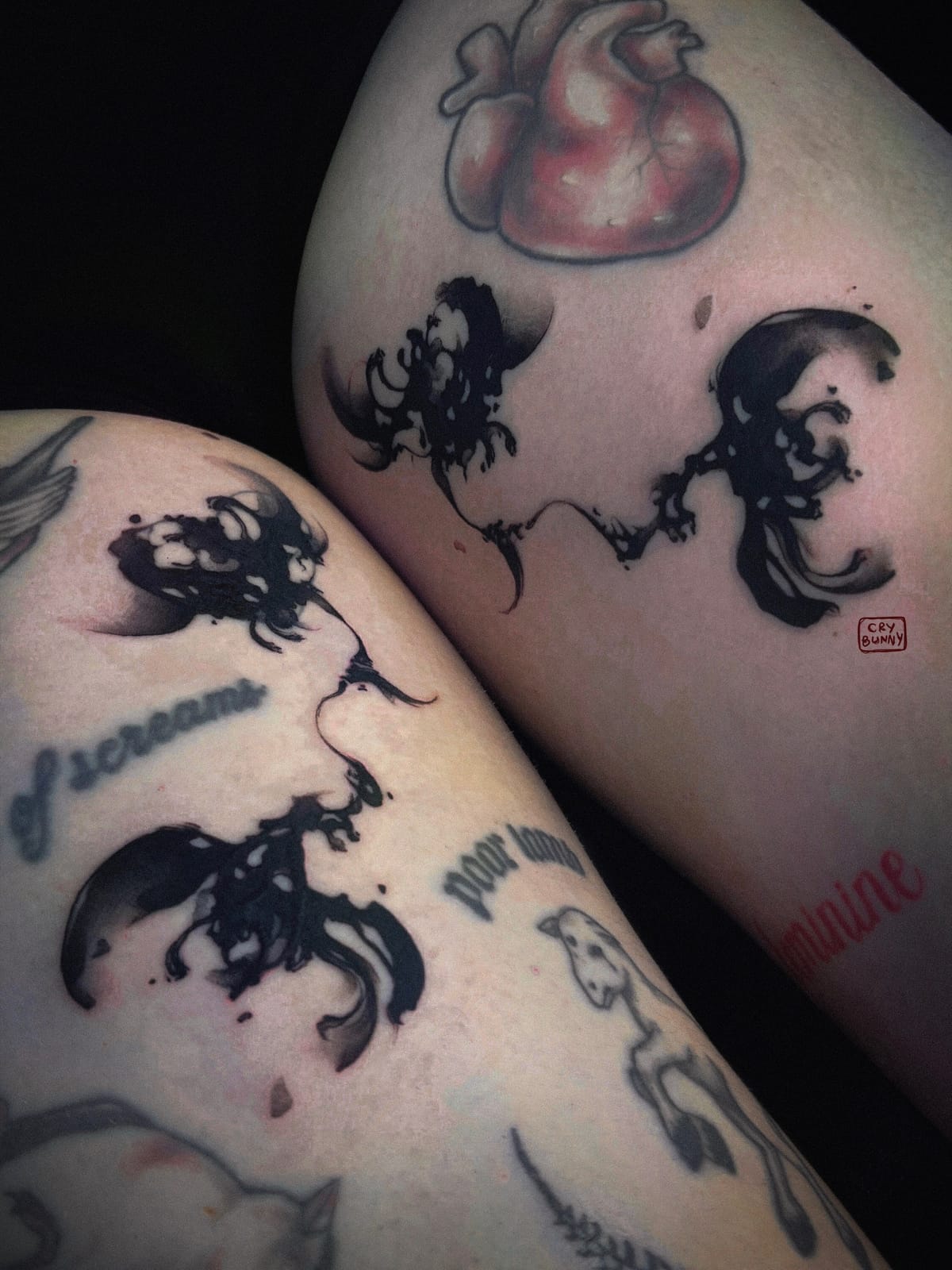 Abstraktní inkoustové skvrny na stehnech